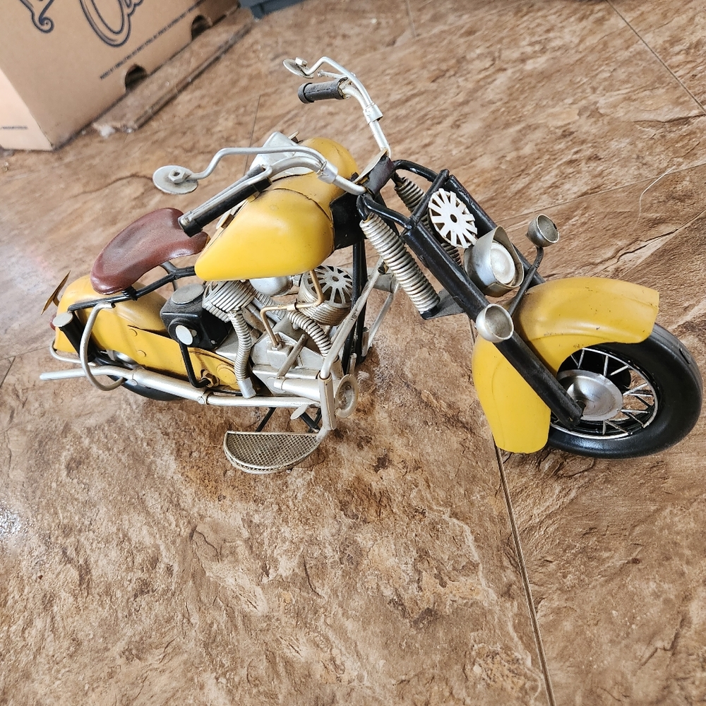 Metal folk art motorcycle tabletop decoration yellow - Picture 2 of 7
